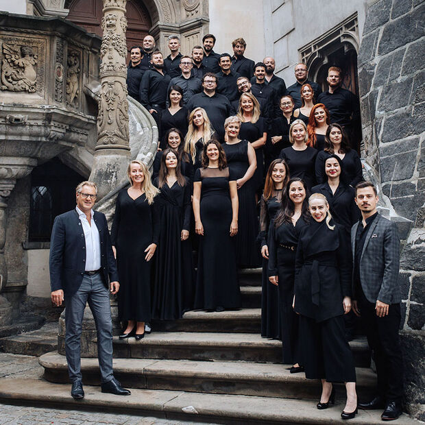EuropaChorAkademie Frauen und Männer in schwarzer Kleidung stehen auf einer Treppe