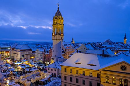 Wenzelsmarkt auf dem Kornmarkt Draufsicht auf den beleuchteten Wenzelsmarkt am Kornmarkt bei Nacht. Mittig steht der Reichenturm.