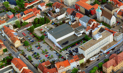 Luftbildaufnahme demit Stadthalle "Krone" und Parkplatz