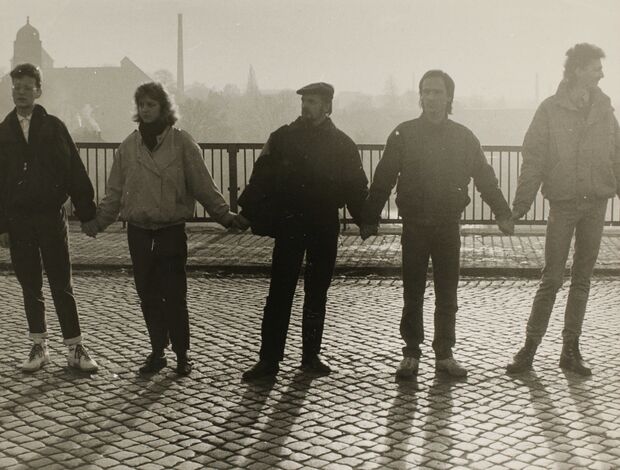 Demonstranten auf der Friedensbrücke am 3. Dezember 1989, Archivverbund Bautzen, Stadtarchiv, 69100 Bildarchiv, Nr. 3960, Foto: Carmen Schumann