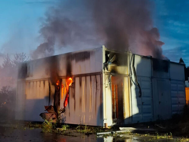 Brand Batteriespeicher brennender Batteriespeicher-Container