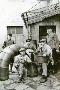 Klempnermeister Johannes Schneider mit Gesellen und Lehrlingen