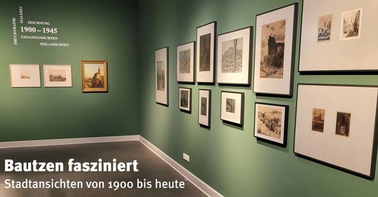 Foto der aktuellen Sonderausstellung mit Titel "Bautzen fasziniert" im Museum Bautzen. Zu sehen sind zwei grüne Wände mit Bildern der Ausstellung.