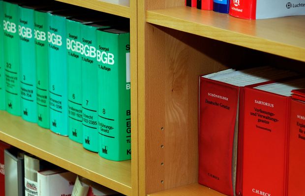 Bücherregal mit grünen und roten Ordnern