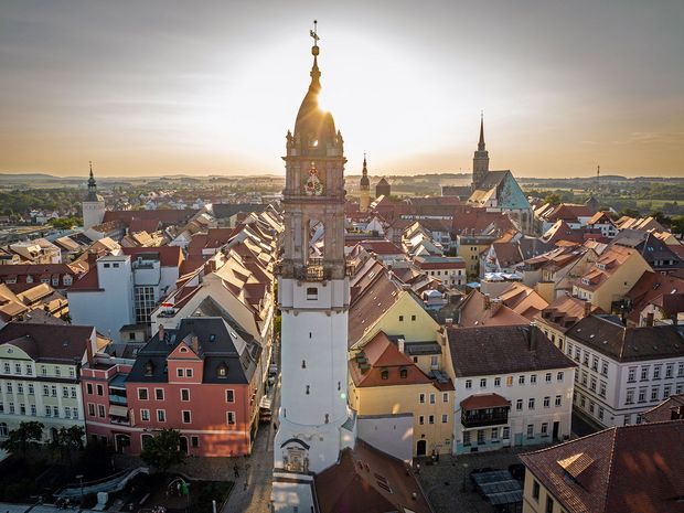 Großer Turm im Vordergrund und Blick über die Dächer der Bautzener Altstadt