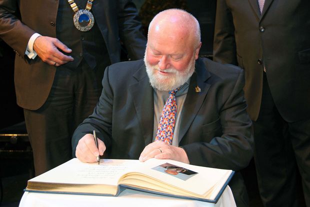 Christian Schramm trägt sich in das Buch der Ehrenbürger der Stadt Bautzen ein.