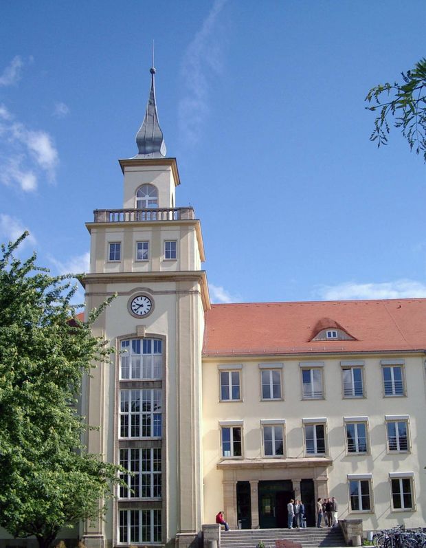 Staatliche Studieakademie Staatlichen Studienakadmie - helles Gebäude mit einer Art Turm