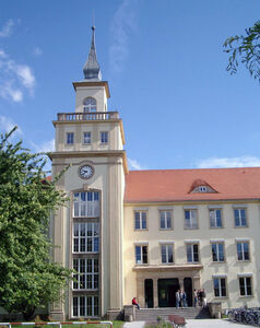  Staatlichen Studienakadmie - helles Gebäude mit einer Art Turm
