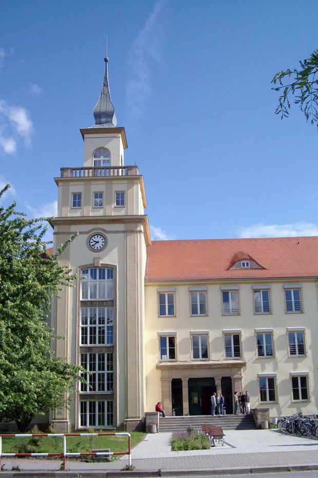 Staatliche Studieakademie Staatlichen Studienakadmie - helles Gebäude mit einer Art Turm