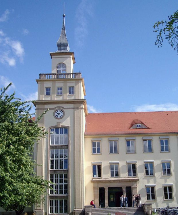 Staatlichen Studienakadmie - helles Gebäude mit einer Art Turm