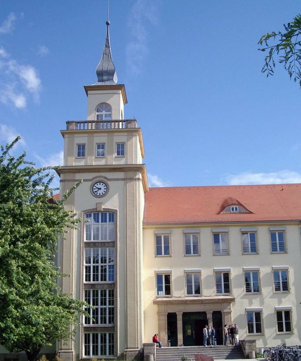 Staatliche Studieakademie Staatlichen Studienakadmie - helles Gebäude mit einer Art Turm