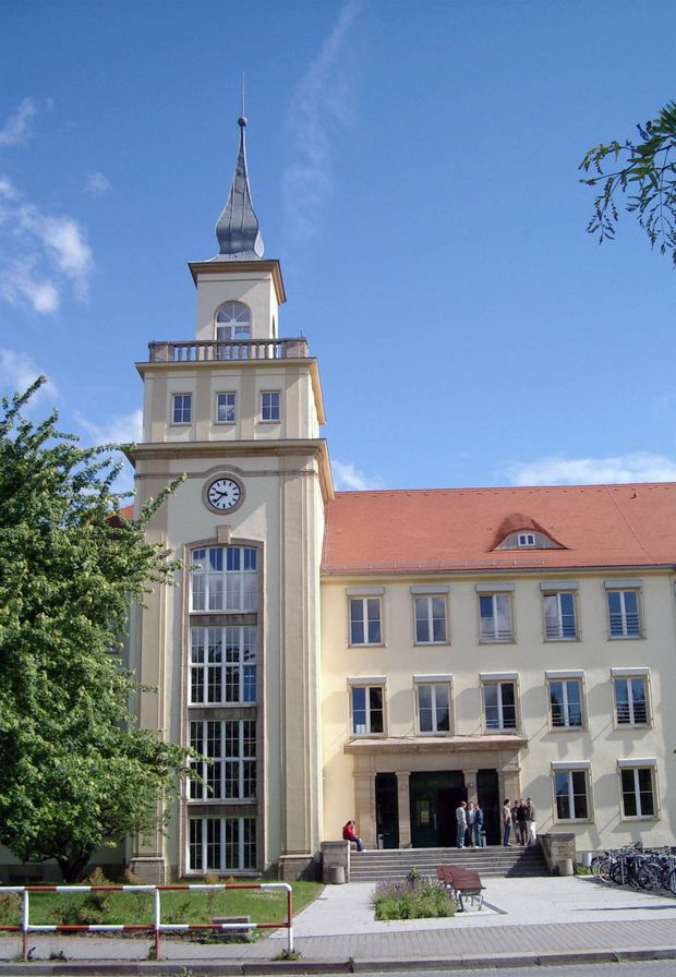  Staatlichen Studienakadmie - helles Gebäude mit einer Art Turm