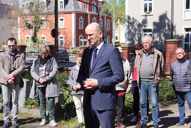 Bürger gedenken der Kriegsopfer, vorn: Bürgermeister Dr. Robert Böhmer