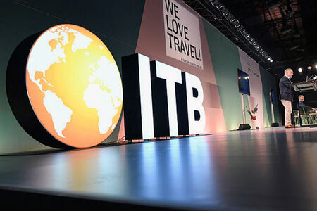 ITB Große Bühne mit Neonbuchstaben ITB