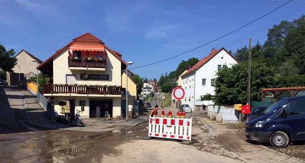 Schlammverschmutzte Straße in der Seidau
