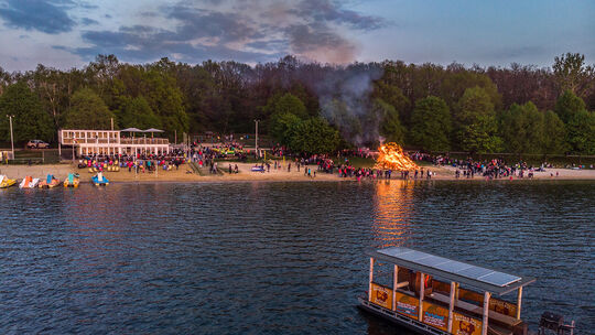Partyboot auf dem Bautzener Staussee, Lagerfeuer