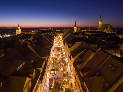 Blick von oben in die weihnachtlich geschmückte Reichenstrasse