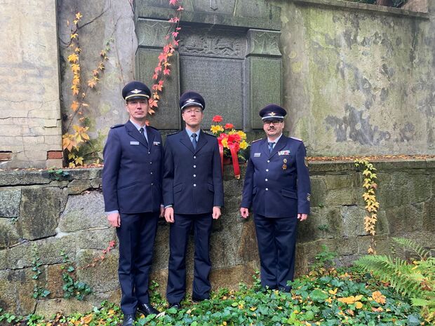 Kameraden der Feuerwehr am Grab von Guido Reiche Kameraden der Feuerwehr am Grab von Guido Reiche