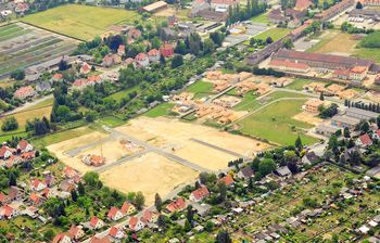 Luftbild vom Wohnbaustandort - freie Bauflächen sowie viele Häuser 