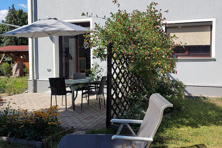 Terrasse vor grauem Haus