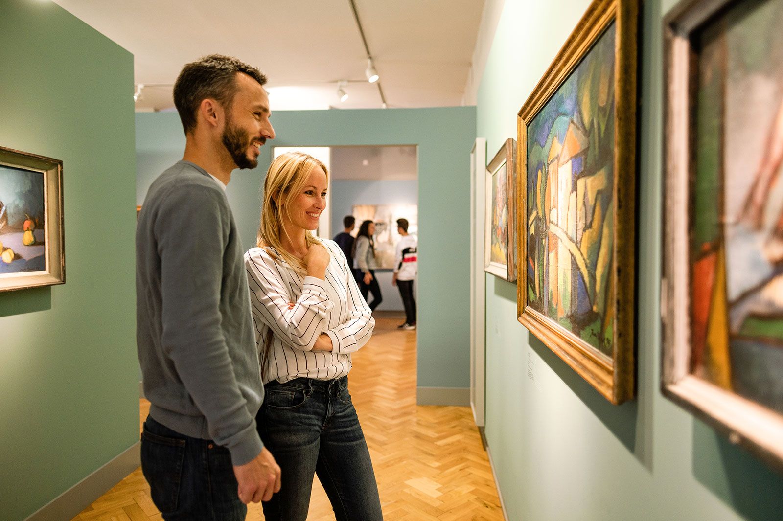 Pärchen stehen vor einem Gemälde