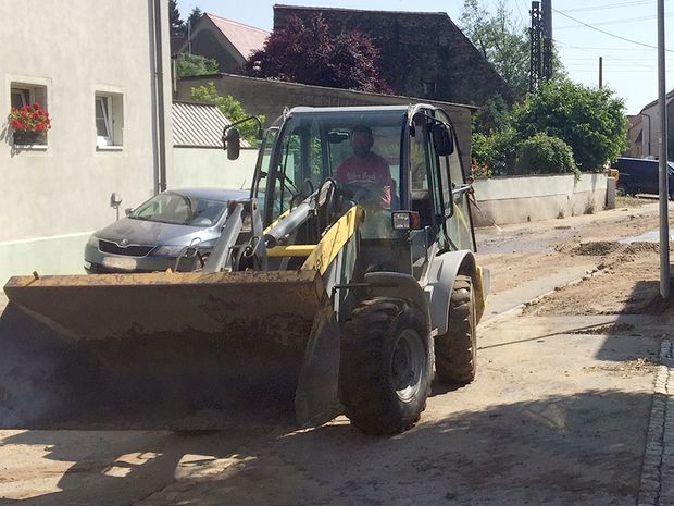 Aufräumarbeiten - Radlader besetigit Schlamm
