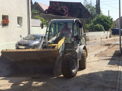Aufräumarbeiten - Radlader besetigit Schlamm
