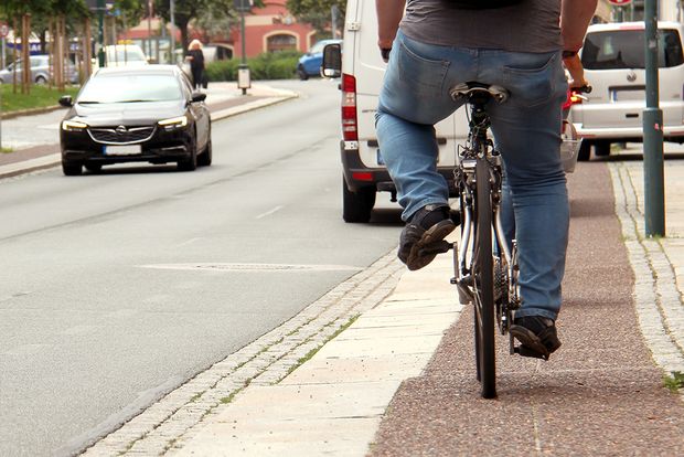 Radfahrer auf der Steinstraße radelt in Richtung Reichenturm