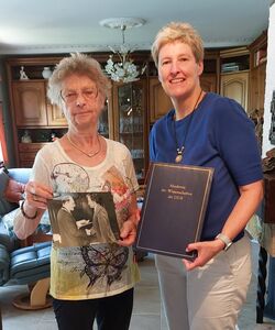 Übergabe der Unterlagen. v.l.n.r. Frau Rosemarie Gruß und Fr. Richter-Laugwitz bei der Übergabe der Unterlagen Foto: Kirstin Matthes Übergabe der Unterlagen. v.l.n.r. Frau Rosemarie Gruß und Fr. Richter-Laugwitz bei der Übergabe der Unterlagen Foto: Kirstin Matthes