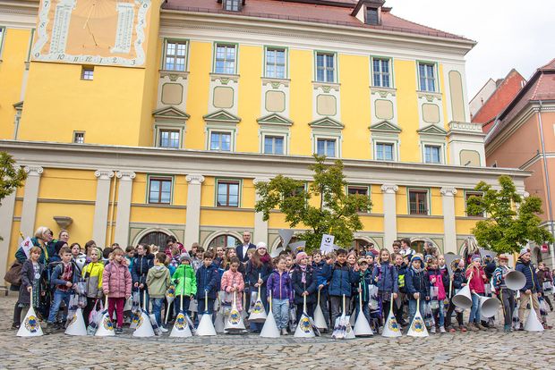 alle Kinder stehen vorm Rathaus (Gruppenfoto)