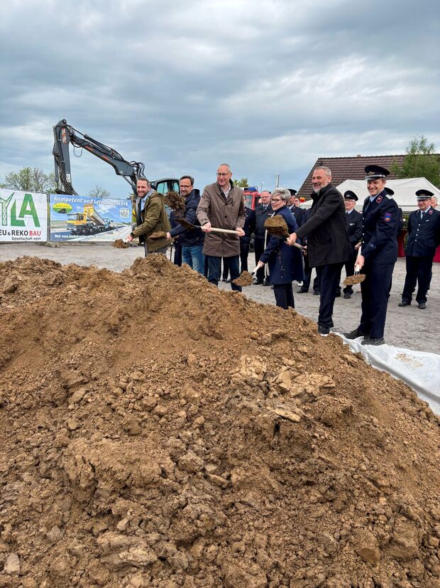 Spatenstich Feuerwehrgerätehaus Salzenforst: Baubürgermeister Heiko Nowak, Ortsvorsteher Daniel Mirtschink, Oberbürgermeister Karsten Vogt, Beigeordnete Dr. Romy Reinisch, Marko Schiemann MdL, Ortswehrleiter Sylvio Riedel (v.l.n.r.) © Stadtverwaltung Bautzen