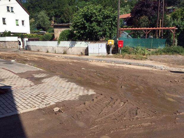 Stark schlammverschmutzte Straße in der Seidau