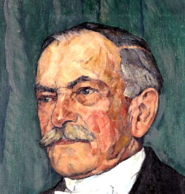 Bildnis Kaeubler Gesicht eines hellhäutigen Mannes mit grauen Haaren und einem grauen Schnauzer auf dunkel-grün-blauem Hintergrund