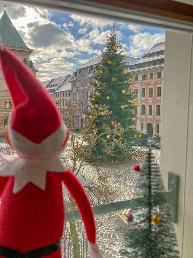 Der Bautzener Weihnachtself Jarle am Wunschzettel-Briefkasten auf dem Hauptmarkt (Archivbild 2024)