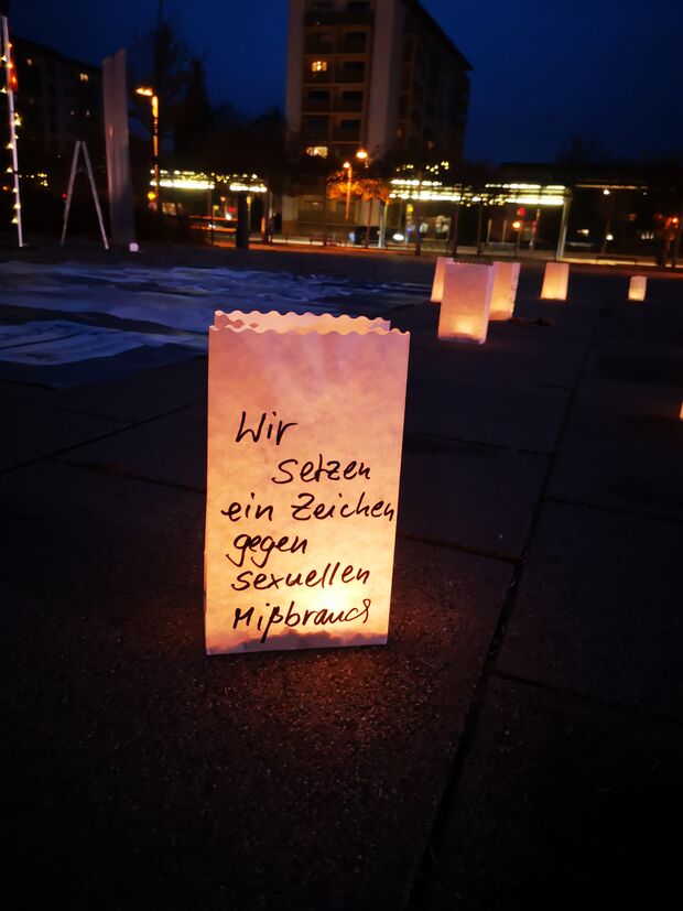 Laterne mit der Aufschrift: Wir setzen ein Zeichen gegen sexuellen Missbrauch
