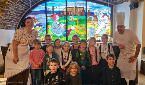 Froschgruppe der Kindertageseinrichtung „Spreewichtel“ Kinder zwischen zwei Erwachsenen