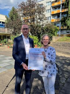 Karsten Vogt und Regina Kraushaar bei der Übergabe des Fördermittelbescheides © Stadtverwaltung