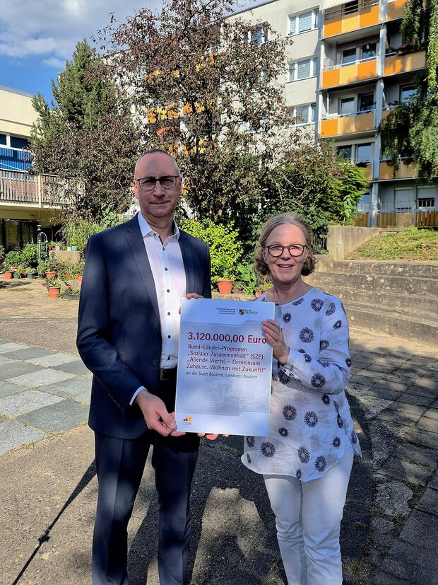 Karsten Vogt und Regina Kraushaar bei der Übergabe des Fördermittelbescheides © Stadtverwaltung Karsten Vogt und Regina Kraushaar bei der Übergabe des Fördermittelbescheides © Stadtverwaltung