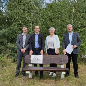 Beigeordnete des Landkreises Jörg Szewczyk, Bürgermeister Dr. Robert Böhmer, die Bürgermeisterin der Gemeinde Radibor, Frau Madelaine Rentsch, sowie Björn Schober, Vorsitzender der Teilnehmergemeinschaft S 106 © Landkreis Bautzen