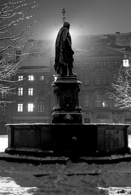 Fleischmarkt im Winter. Brunnen mit Kurfürst Johann Georg I. von Sachsen. Bautzen 1976 © Rolf Dvoracek