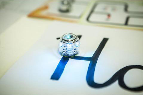 Ozobot Ozobot, fährt die gemalte Spur des Buchstaben H nach