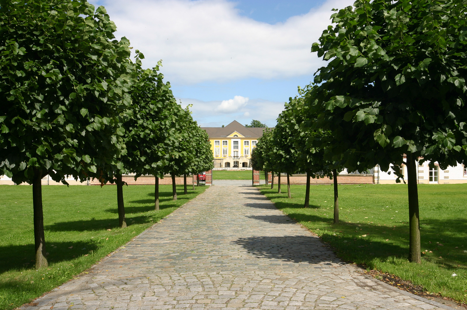 Promenade zum Schloss Schmochtitz bei Bautzen
