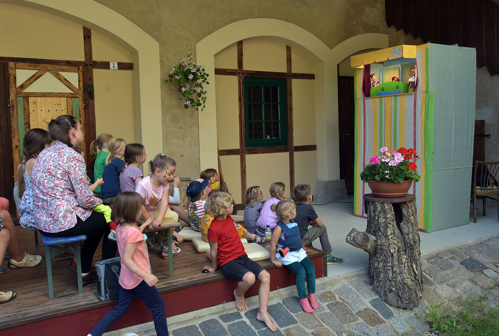 Puppenspielfest in Bautzen - Kinder sitzen vor einer Puppenbühne